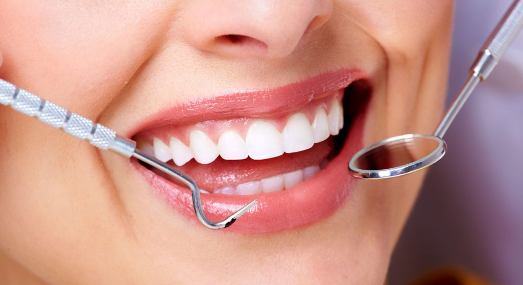 سلام، حدودا 4 ماه پیش 2 تا دندون جلو پسرم از بالا افتاد ولی هنوز دندون در نیاورده. میخواستم ببینم طبیعیه یا باید اقدام خاصی بکنم؟ ممنون